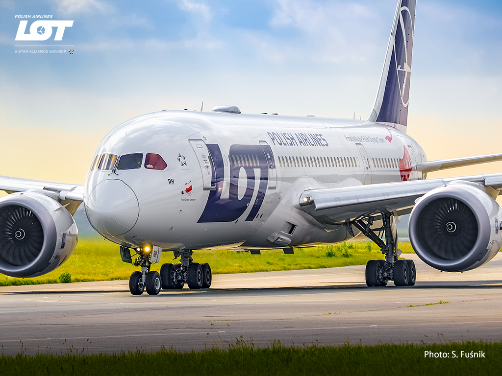 Boeing 787 taxiing at Warsaw Chopin Airport